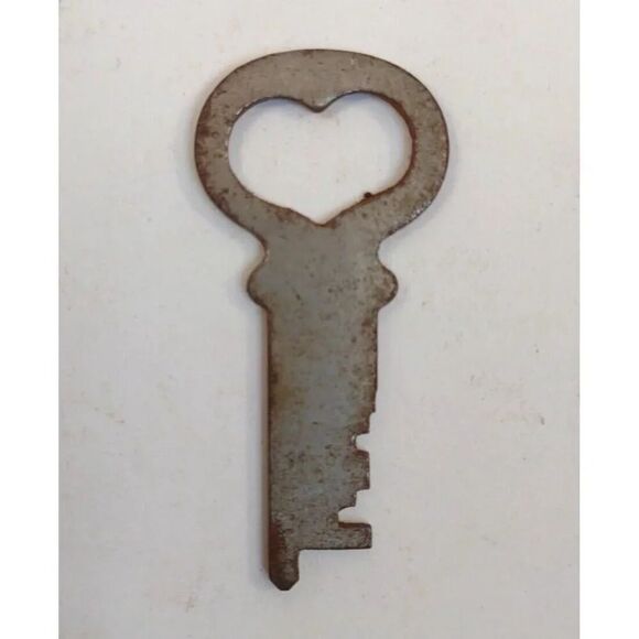 Vintage Flat Heart Key Steamer Trunk - Picture 10 of 10